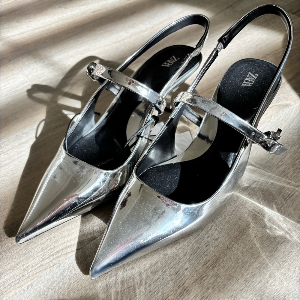 Metallic pointy toe, kitten heel